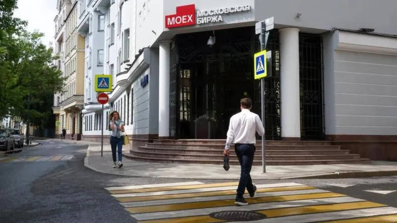 Russian stock market falls at opening of trading