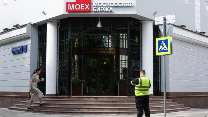 Russian stock market climbs at open, signaling resilience