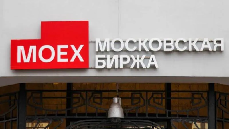 Russian stock market edged down at start of trading, a temporary wobble amid external pressure